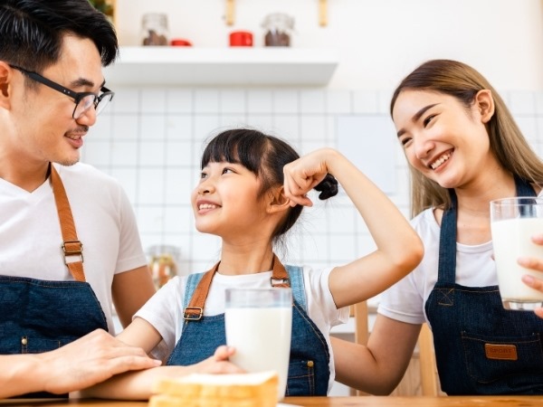 Người đang uống sữa hạt